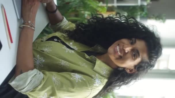 Retrato Vertical Alegre Mujer Latina Sonriendo Cámara Mientras Posaba Oficina — Vídeo de stock