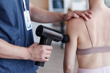 Hastanedeki özel tıbbi ekipmanlarla masaj yapan hastalara yakın çekim.