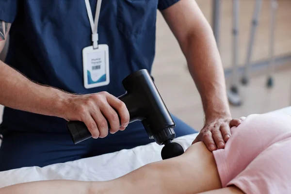 Close Van Therapeut Met Behulp Van Medische Massager Doen Massage — Stockfoto