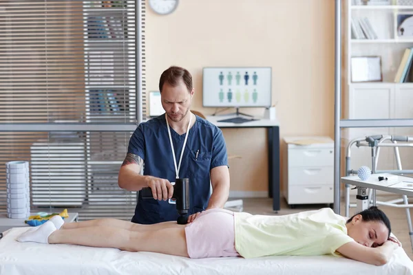 Handmatige Therapeut Uniform Met Behulp Van Massager Patiënt Masseren Tijdens — Stockfoto