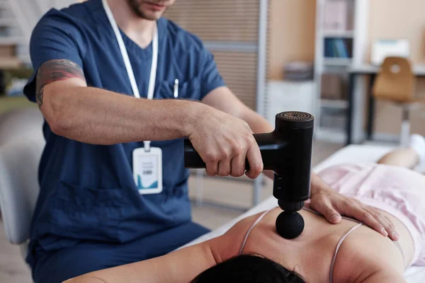 Massagetherapeut Uniform Met Behulp Van Medische Apparatuur Voor Massage Van — Stockfoto