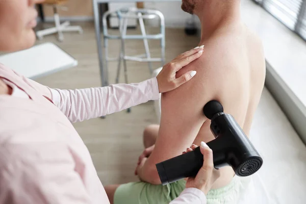 Dokter Met Behulp Van Massager Medische Procedure Met Patiënt Masseert — Stockfoto
