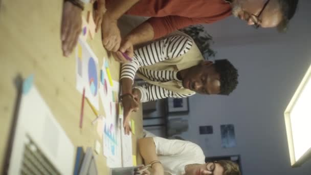 Foto Vertical Colegas Multiétnicos Discutiendo Mientras Trabajan Juntos Proyecto Creativo — Vídeos de Stock