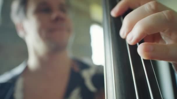 Prova Sırasında Bas Çalan Yetenekli Müzisyenlerin Odak Noktası — Stok video