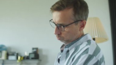 Prova sırasında sentezleyici çalan müzisyenlerin el kamerasıyla çekilmiş görüntüleri.