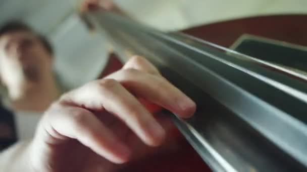 Selektive Fokusaufnahme Eines Männlichen Musikers Der Kontrabass Spielt — Stockvideo