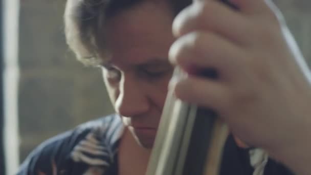 Stüdyoda Prova Yaparken Profesyonel Müzisyenin Bas Çaldığı Yakın Çekim — Stok video