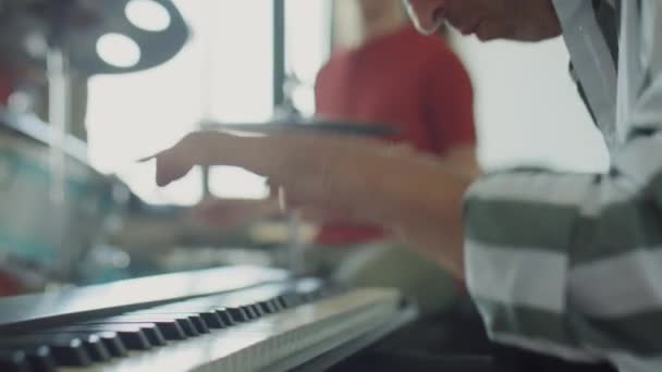 Stüdyoda Prova Sırasında Sentezleyici Çalan Konsantre Müzisyenlerin Seçmeli Odak Çekimi — Stok video