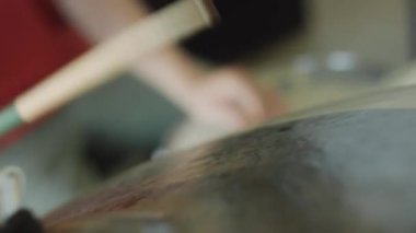 Davul çalan tanınmayan müzisyenin Hollanda açılı çekimini kapat