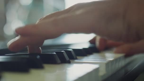 Profesyonel Müzisyenlerin Sentezleyici Çalarken Yakın Plan Çekimleri — Stok video