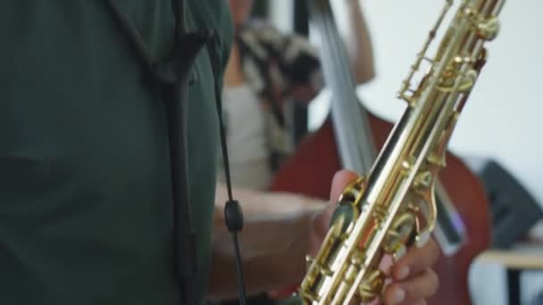 Nahaufnahme Eines Professionellen Musikers Der Saxofon Spielt Während Einer Probe — Stockvideo