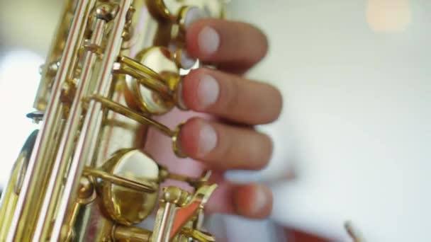 Zamknij Ujęcie Rąk Muzyka Naciskając Klawisze Podczas Gry Saksofonie — Wideo stockowe