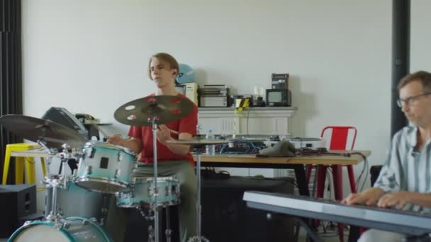 Stüdyoda Caz Müzik Çalarken Bandonun Synthesizer Bateri Seti Çift Bas — Stok video