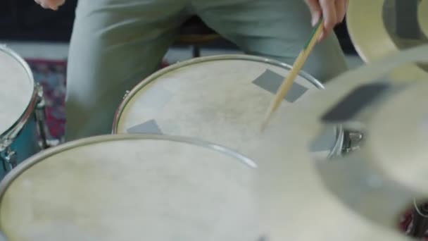 Ahşap Bagetlerle Davul Çalan Tanınmayan Bir Erkek Müzisyenin Görüntüsü — Stok video