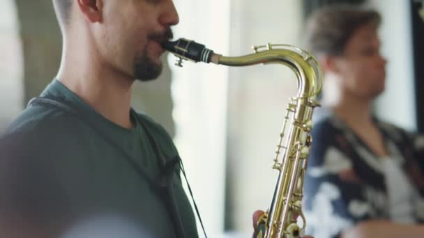 Luta Upp Skott Musiker Som Spelar Saxofon Medan Har Studio — Stockvideo