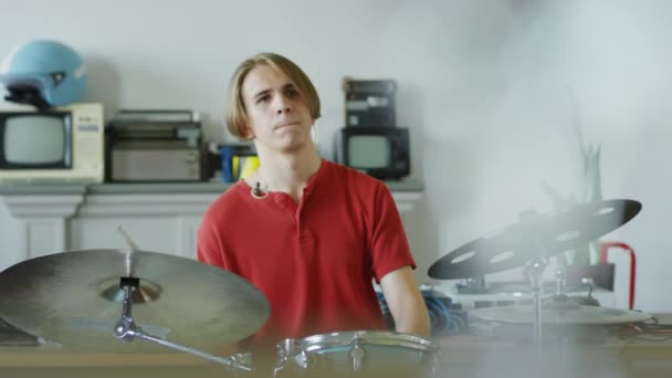 Medelhög Bild Unga Musiker Som Spelar Trumset Repetitionen Studio — Stockvideo