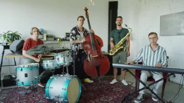 Zoom Retrato Grupal Banda Jazz Posando Para Cámara Con Instrumentos — Vídeo de stock