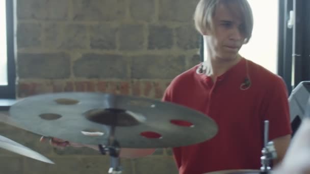 Müzik Stüdyosundaki Prova Sırasında Caz Müzisyenlerinin Çift Bas Davul Çaldığı — Stok video