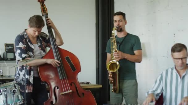 Stüdyoda Saksafon Sentezleyici Çift Bas Davul Çalan Caz Müzisyenlerinin Pan — Stok video