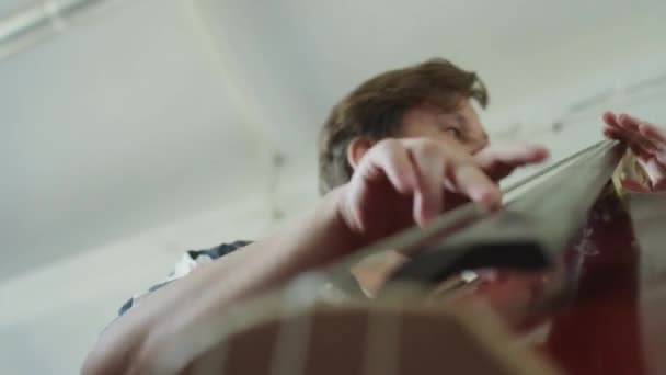 Jazzman Provada Çift Bas Müzik Çalarken Düşük Açılı Görüntüsü — Stok video