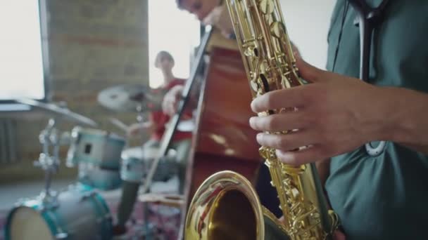Selektywne Ujęcie Jazzmana Grającego Saksofonie Próbie Zespołem Muzycznym Studio — Wideo stockowe