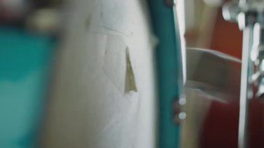 Müzik çalarken bas davula vuran vurucunun dikey yakın çekimi