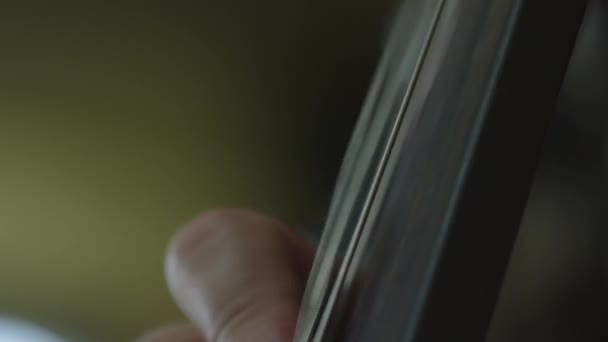 Крупним Планом Знімок Рук Невпізнаваного Музиканта Який Смикає Струни Подвійному — стокове відео