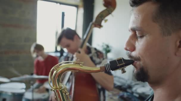Gros Plan Homme Jouant Saxophone Répétition Avec Groupe Musique Studio — Video