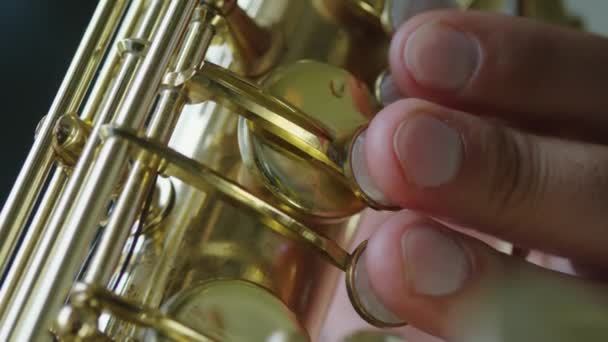 Extrémní Zblízka Záběr Rukou Hudebníka Pomocí Kláves Saxofonu Při Přehrávání — Stock video