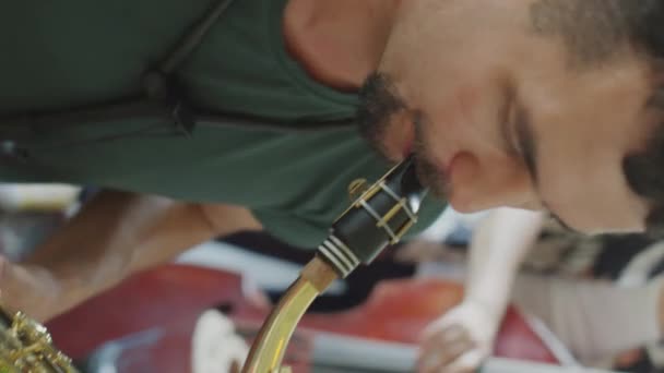 竖直倾斜拍摄的乐器演奏家演奏萨克斯风 — 图库视频影像