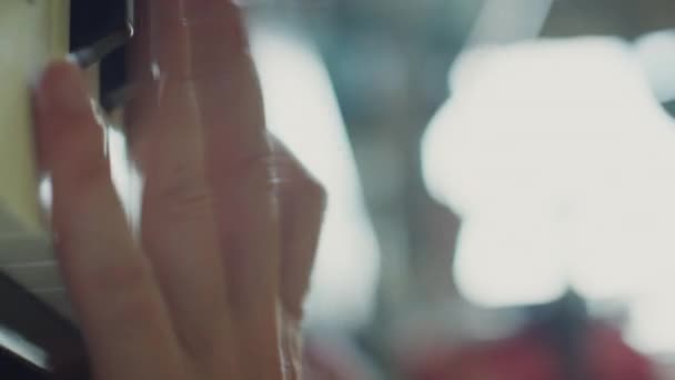 Erkek Enstrümantalistin Müzik Grubuyla Provalar Sırasında Sentezleyici Çaldığı Dikey Yakın — Stok video
