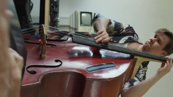 Вертикальный Стоечный Снимок Музыкантов Джаз Группы Играющих Синтезаторе Контрабасе — стоковое видео