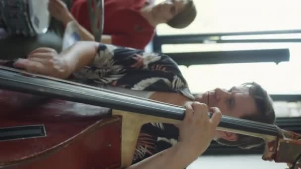 Vertical Tiro Músico Banda Jazz Tocando Contrabaixo Enquanto Outro Homem — Vídeo de Stock