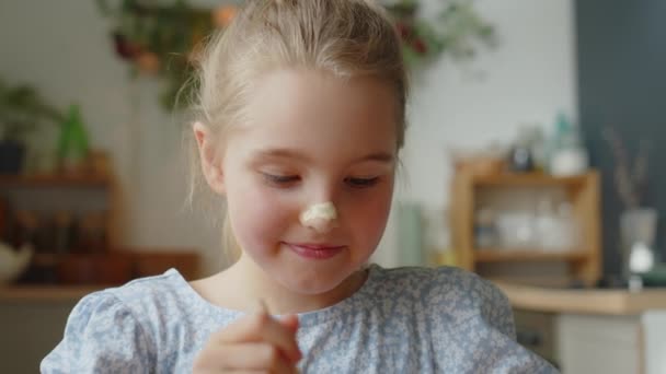 Poitrine Haute Plan Joyeuse Petite Fille Mettant Peinture Sur Nez — Video