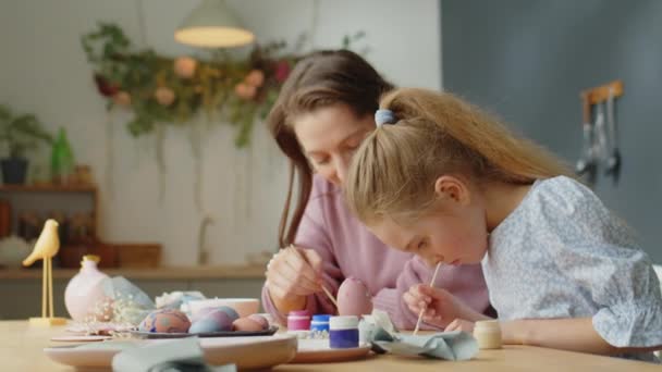 Mała Dziewczynka Malowanie Wesołą Matką Podczas Dokonywania Dekoracji Wielkanocnych Domu — Wideo stockowe