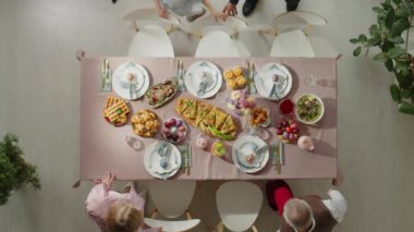 Evde Paskalya kutlaması için yemek masasında toplanan aile fotoğrafı.