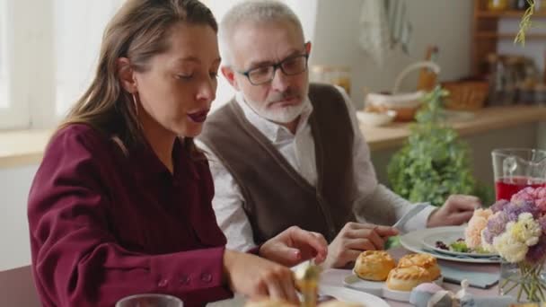 Pan Tiro Grande Família Caucasiana Partilha Alimentos Enquanto Come Jantar — Vídeo de Stock