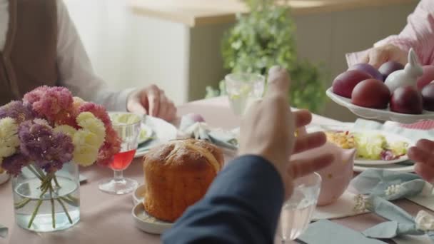 复活节 一家人一边吃着喜庆的晚餐 一边把一盘染好的鸡蛋递给父亲和小女儿 — 图库视频影像
