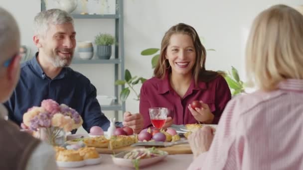 Nad Ramieniem Ujęcia Wesołej Rodziny Rozmawiającej Dziadkami Wielkanocnej Kolacji Domu — Wideo stockowe