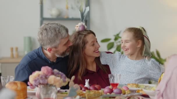 Wesoła Dziewczynka Rodzice Bawią Się Jajkiem Wielkanocnym Świątecznej Kolacji Rodziną — Wideo stockowe