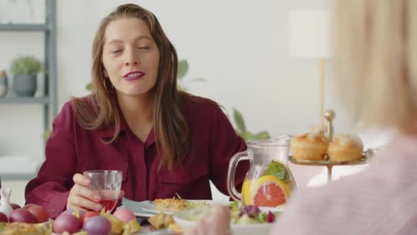Evde Paskalyayı Birlikte Kutlarken Yemek Masasında Içki Içen Ailesiyle Sohbet — Stok video