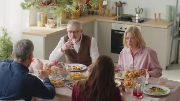 Wysoka Kąt Ujęcia Rodziny Jedzącej Świąteczną Kolację Mówiącej Podczas Obchodów — Wideo stockowe