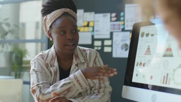 Arkadaşlarıyla Bilgisayar Ekranında Finansal Bilgileri Tartışan Afrikalı Amerikalı Kadınının Omuz — Stok video