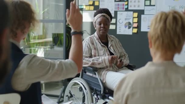 사무실에서 교육을주는 청중의 질문에 휠체어에 아프리카계 비즈니스 — 비디오