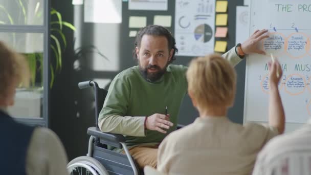 Αρσενικός Εταιρικός Εκπαιδευτής Αναπηρικό Αμαξίδιο Που Εξηγεί Την Παρουσίαση Στο — Αρχείο Βίντεο