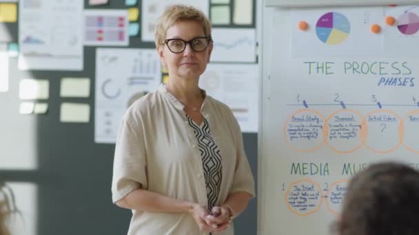 Taille Tot Portret Shot Van Vrouwelijke Corporate Trainer Poseren Voor — Stockvideo