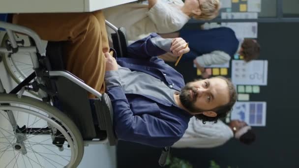 Vertikální Portrét Vousatého Podnikatele Invalidním Vozíku Pózujícího Pro Kameru Pracovišti — Stock video