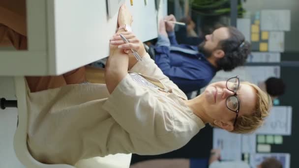 Вертикальный Снимок Коротковолосой Деловой Женщины Очках Сидящей Столом Позирующей Перед — стоковое видео