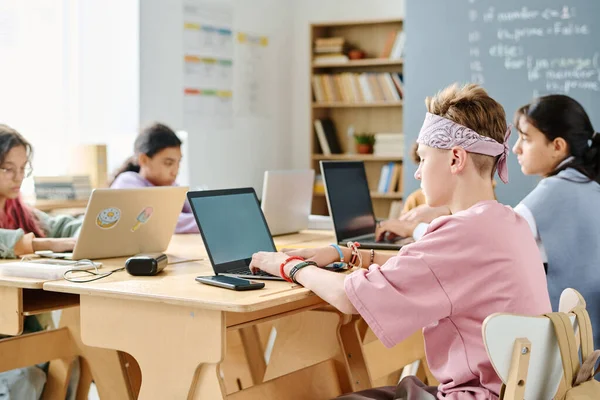 Grupo Crianças Escola Sentadas Mesa Usando Computadores Durante Aula — Fotografia de Stock