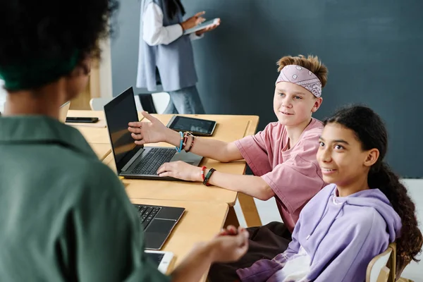 Estudantes Sentados Mesa Com Computadores Discutindo Novo Programa Computador Durante — Fotografia de Stock